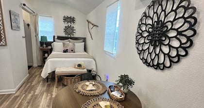Delightful Tiny House - Our little piece of paradise in Lakehills Tx.