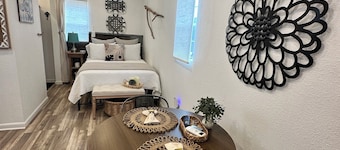 Delightful Tiny House - Our little piece of paradise in Lakehills Tx.