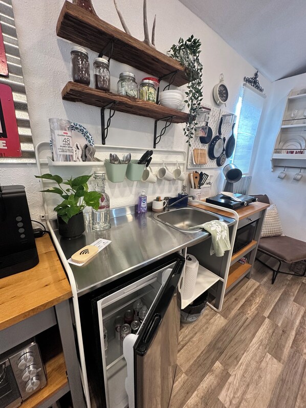 Fridge, microwave, stovetop, coffee/tea maker