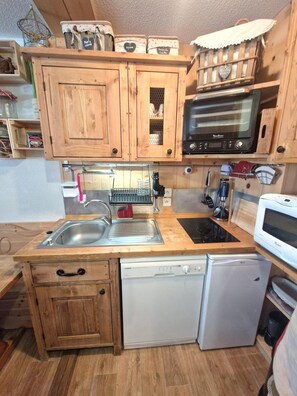 Kjøleskap, mikrobølgeovn, ovn og oppvaskmaskin