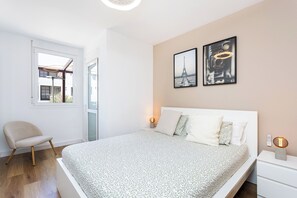 Tabla de planchar con plancha, wifi y ropa de cama 