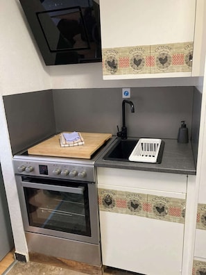 冷蔵庫、オーブン、コンロ、コーヒー / ティーメーカー