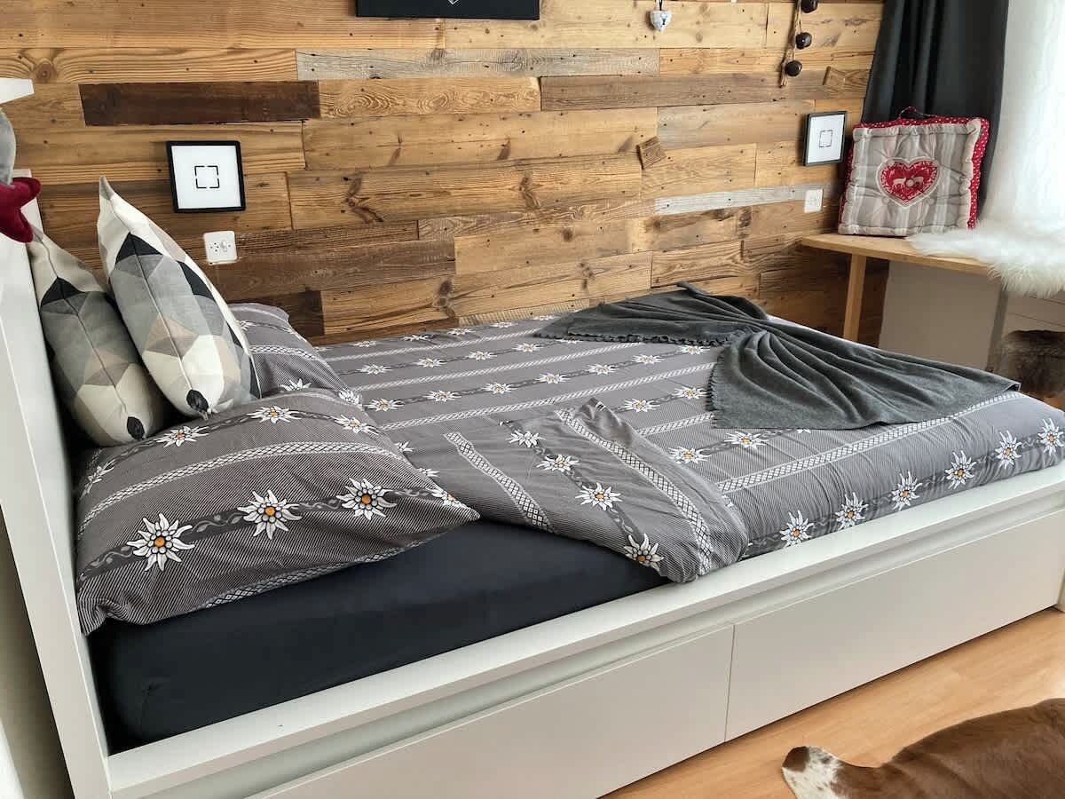 1 dormitorio, tabla de planchar con plancha, wifi y ropa de cama