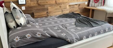 1 dormitorio, tabla de planchar con plancha, wifi y ropa de cama