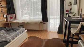 1 habitación, tabla de planchar con plancha, wifi y ropa de cama