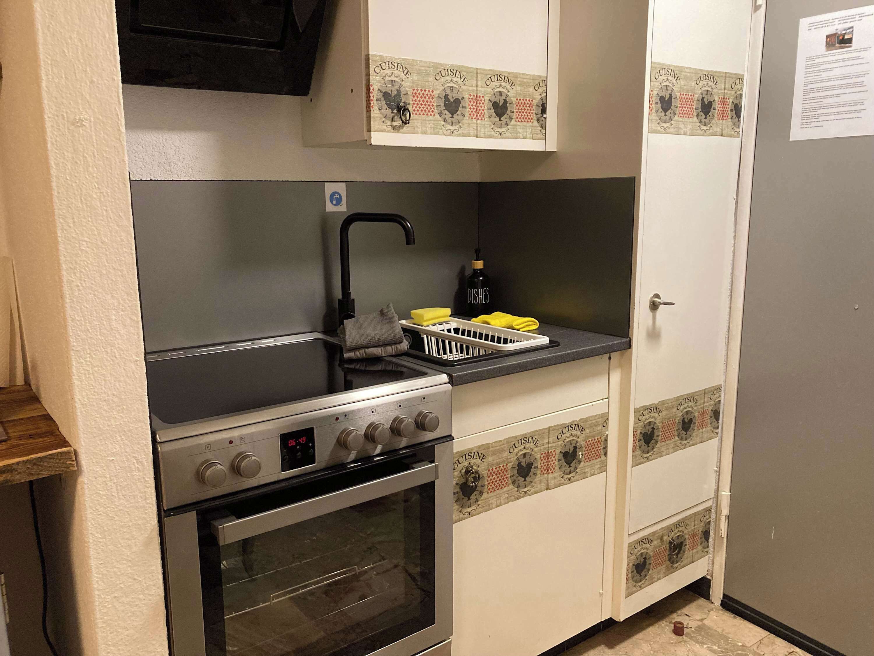 Refrigerador, horno, parrilla de estufa y cafetera y tetera 