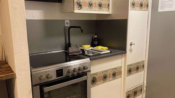 Refrigerador, horno, parrilla de estufa y cafetera y tetera