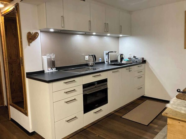 Fridge, oven, stovetop, dishwasher