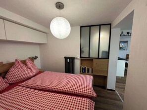 1 habitación, tabla de planchar con plancha y cuna de viaje 