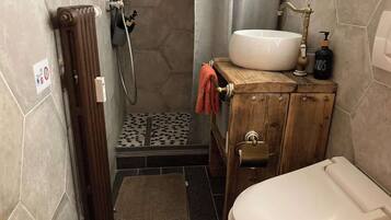 Douche, sĂšche-cheveux, serviettes fournies, savon