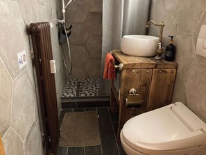 Dusj, hårføner, håndklær og såpe