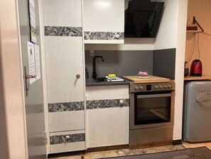 Fridge, oven, stovetop, coffee/tea maker