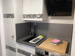 Fridge, oven, stovetop, coffee/tea maker