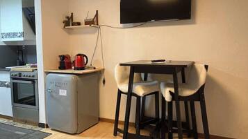 Fridge, oven, stovetop, coffee/tea maker