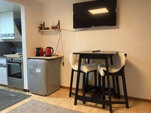 Fridge, oven, stovetop, coffee/tea maker