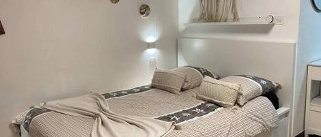 1 dormitorio, tabla de planchar con plancha, wifi y ropa de cama