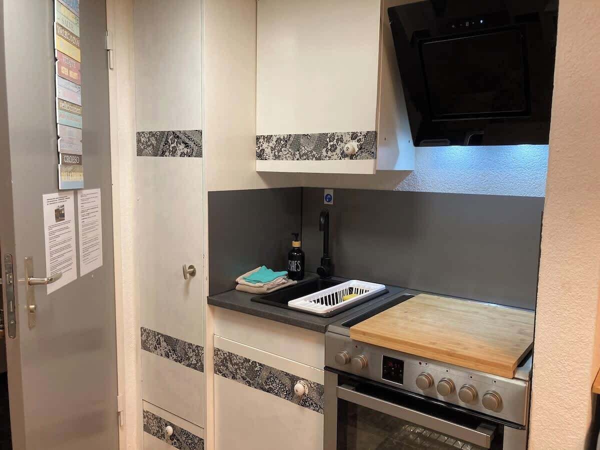 Jääkaappi, uuni, liesi, kahvin-/teenkeitin