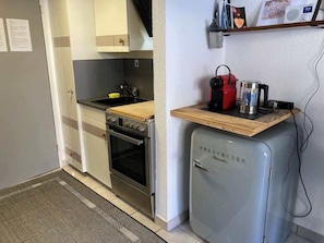Refrigerador, horno, parrilla de estufa y cafetera y tetera 
