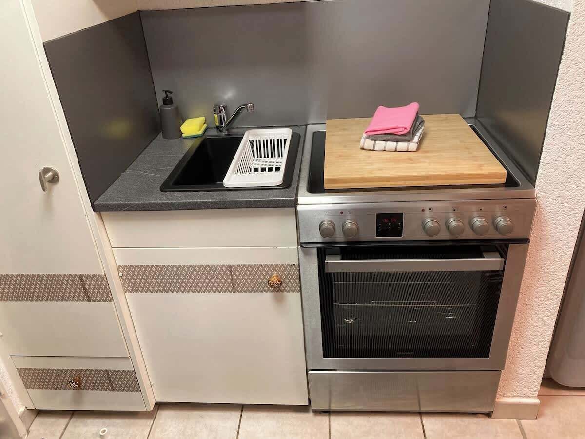 Kühlschrank, Ofen, Herdplatte, Wasserkocher mit Kaffee-/Teezubehör