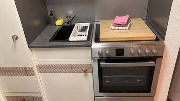 Frigorifero, forno, piano cottura, macchina per tè/caffè