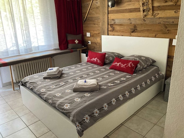 1 habitación, tabla de planchar con plancha, wifi gratis y ropa de cama 