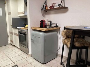 Fridge, oven, stovetop, coffee/tea maker