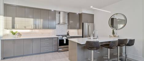 Kühlschrank, Mikrowelle, Ofen, Herdplatte