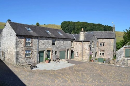 Peaceful Farm Cottage in the Peak District, close to walking trails.