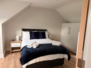 5 bedrooms, iron/ironing board, WiFi, bed sheets