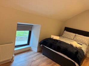 5 bedrooms, iron/ironing board, WiFi, bed sheets