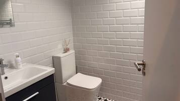 Ducha, toallas, jabón y papel higiénico