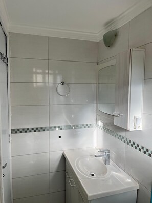 Serviettes fournies, savon, papier toilette