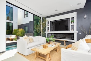 Living area - Luxury Venice House with Pool, Spa, Rooftop, Walk to Beach (Los Angeles)
