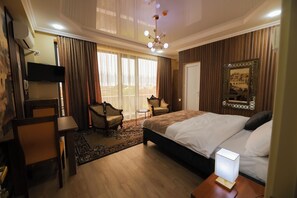 Comfort Double Room, Balcony | Desk, laptop workspace, soundproofing, iron/ironing board