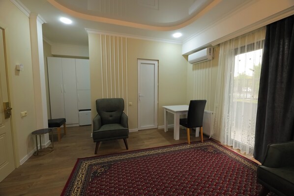 Chambre Triple Confort, balcon, vue jardin