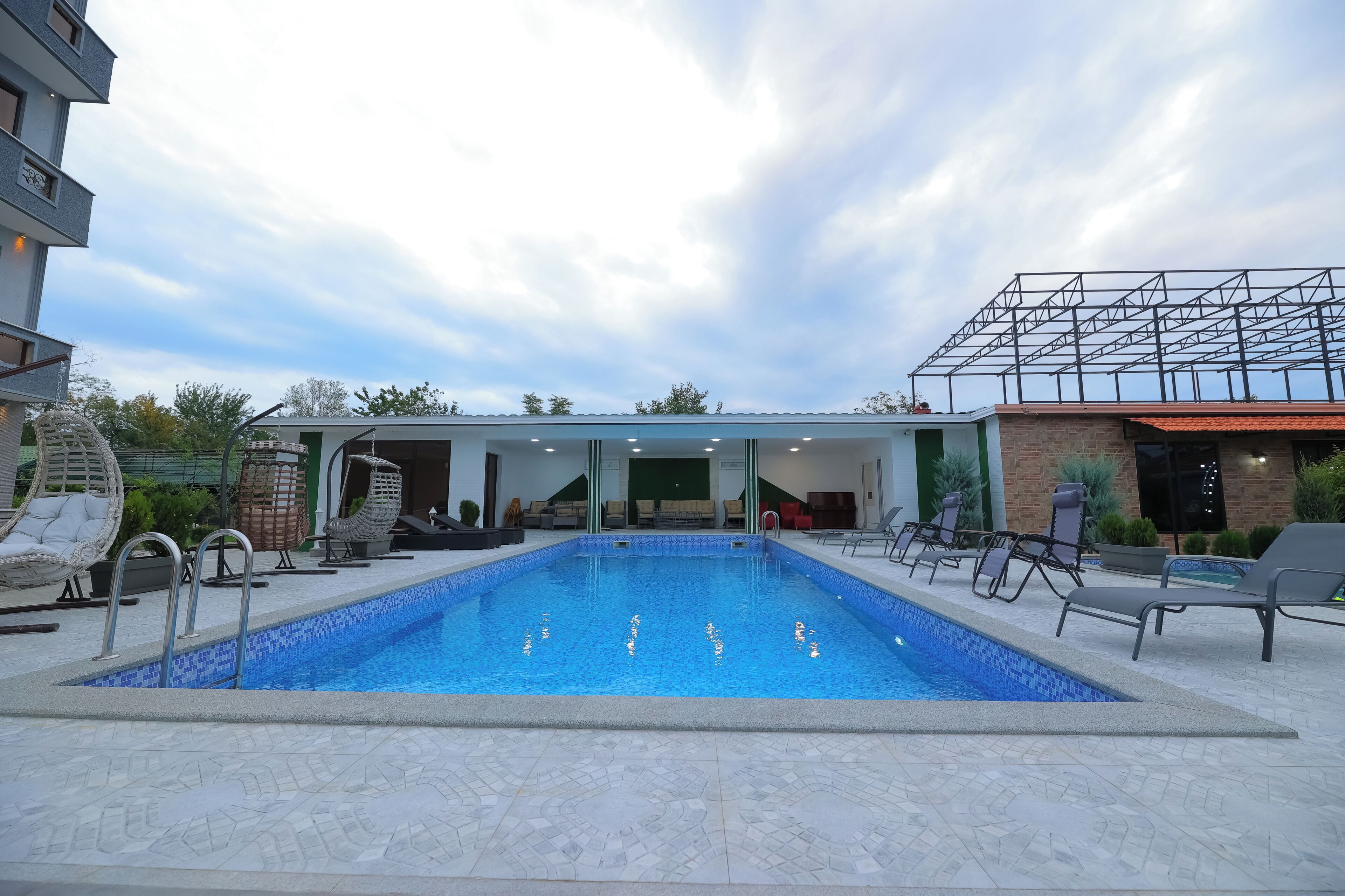 Una piscina al aire libre de temporada