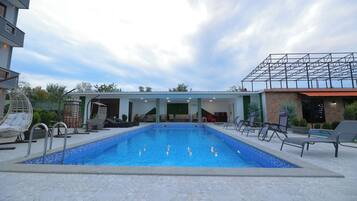 Una piscina al aire libre de temporada