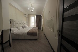 Bureau, espace de travail pour ordinateur portable