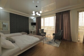 Desk, laptop workspace, soundproofing, iron/ironing board - Hotel Harmony Premium (Tsqaltubo)