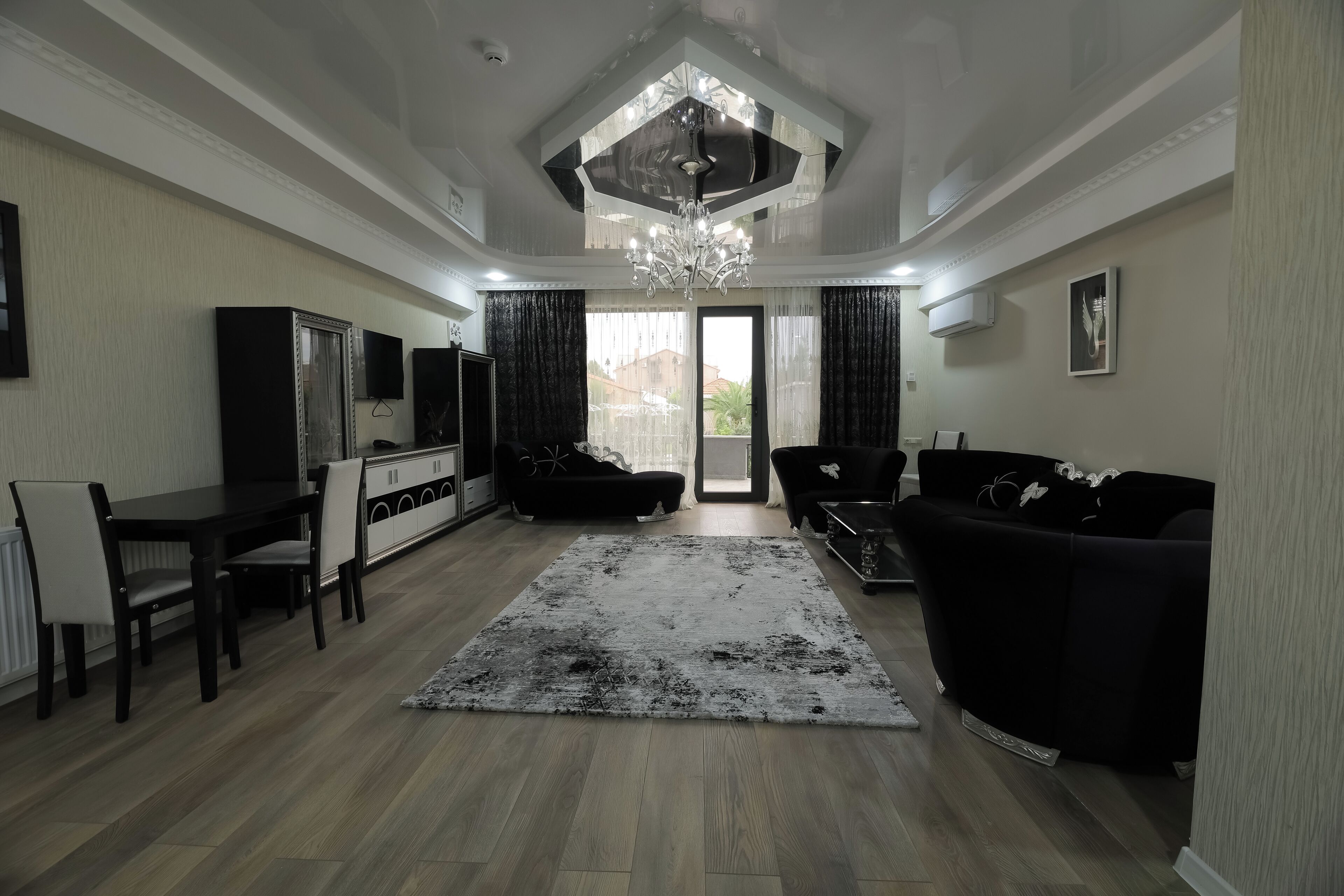 Escritorio y espacio para trabajar con laptop 