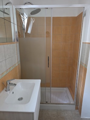 Dusche, Haartrockner, Bidet, Handtücher