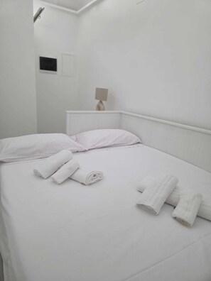 2 bedrooms, WiFi - House just a stone's throw from the center, ideal for families. (Lecce)