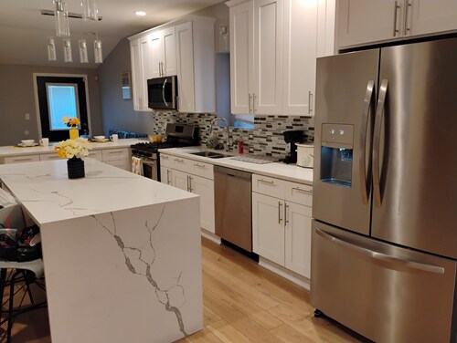 4-bedroom house in brilliant Chicago with AC, WiFi. Enjoy your stay.