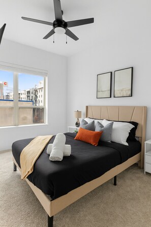 2 chambres, bureau, fer et planche à repasser, lit de bébé portatif