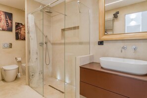 Shower, hair dryer, bidet, towels - Discover the charm of a minimal apartment with Greek touches and masonry arches that create an elegant and relaxing atmosphere. The large living room with two sofa beds welcomes families and friends, while the double bedroom with walk-in closet offers co (Turin)