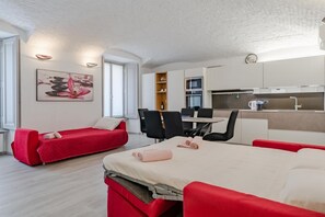 1 bedroom, desk, iron/ironing board, travel crib - Discover the charm of a minimal apartment with Greek touches and masonry arches that create an elegant and relaxing atmosphere. The large living room with two sofa beds welcomes families and friends, while the double bedroom with walk-in closet offers co (Turin)