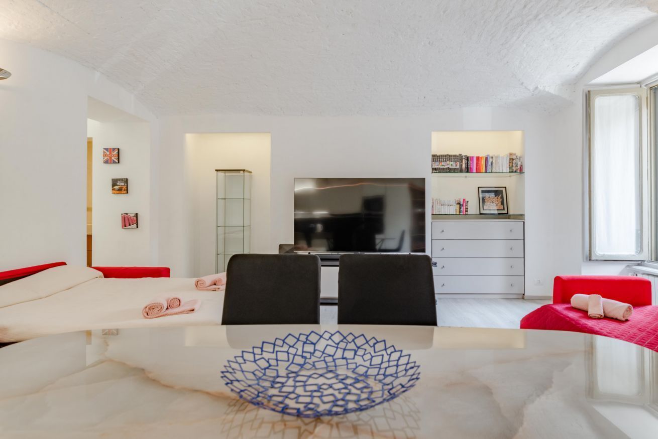 2 habitaciones, escritorio y tabla de planchar con plancha 