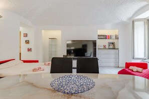 2 habitaciones, escritorio y tabla de planchar con plancha 