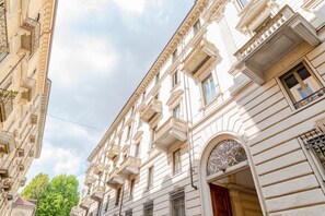 Exterior - Discover the charm of a minimal apartment with Greek touches and masonry arches that create an elegant and relaxing atmosphere. The large living room with two sofa beds welcomes families and friends, while the double bedroom with walk-in closet offers co (Turin)