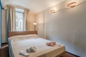 1 室のベッドルーム、デスク、アイロン / アイロン台、旅行用ベビーベッド